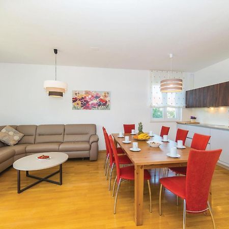 1 Bedroom Stunning Apartment In Kastel Gomilica Каштела Екстер'єр фото