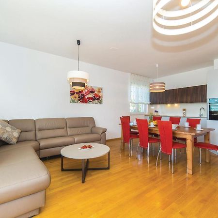 1 Bedroom Stunning Apartment In Kastel Gomilica Каштела Екстер'єр фото