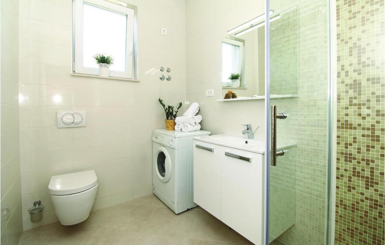 1 Bedroom Stunning Apartment In Kastel Gomilica Каштела Екстер'єр фото