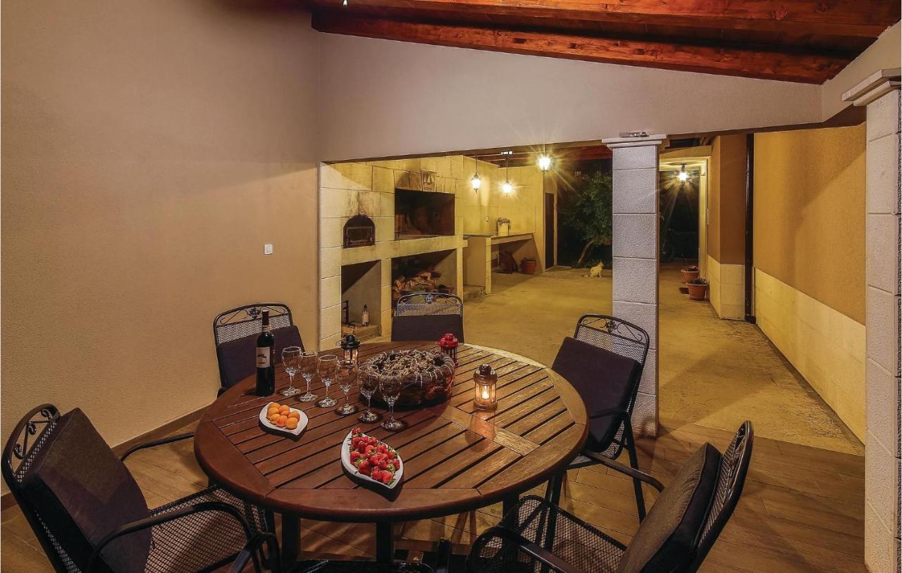 1 Bedroom Stunning Apartment In Kastel Gomilica Каштела Екстер'єр фото