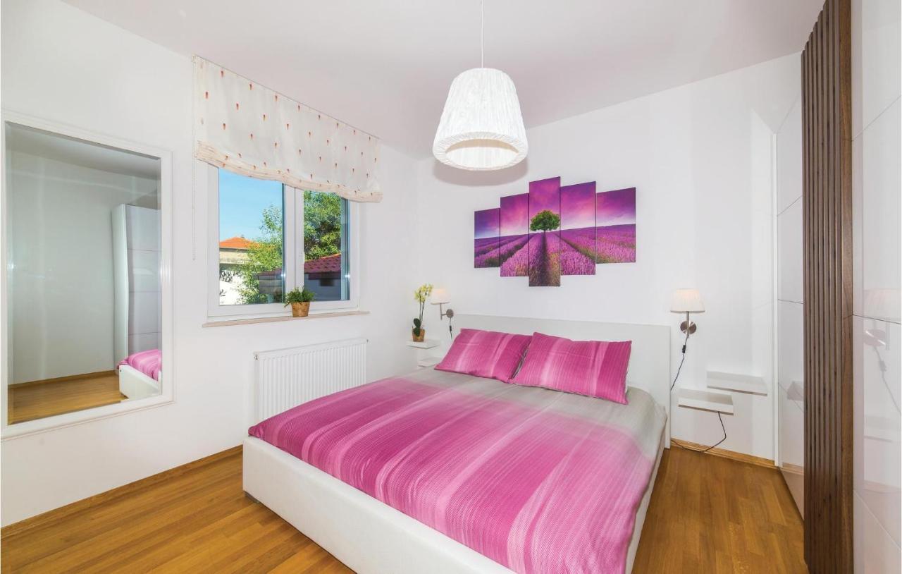 1 Bedroom Stunning Apartment In Kastel Gomilica Каштела Екстер'єр фото